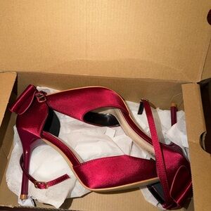 Satin red heels with bow